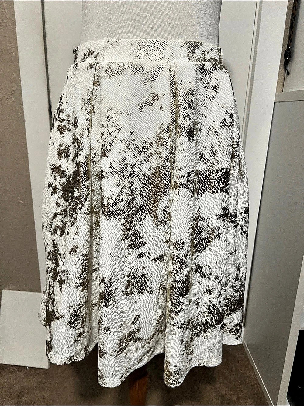 White & Gold Skirt Like New with pockets